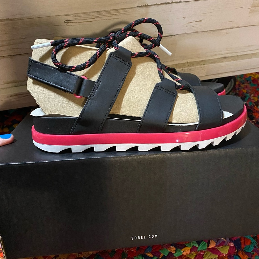 FINAL SALE‼️SOREL ROAMING LACE SANDALS NWB BLACK AND PUNCH PINK
